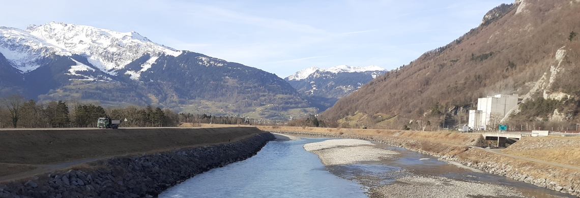 Alpenrhein bei Trübbach mit Blick auf Sargans, Pizol, Spitzmeilen